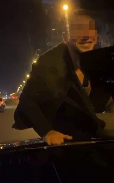 Jador a condus cu un bărbat suit pe capotă