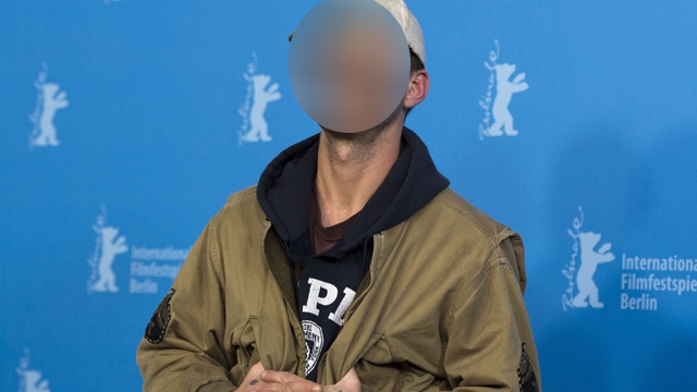 A aparut la premiera unui film cu o punga pe CAP! Motivul pentu care a facut acest gest