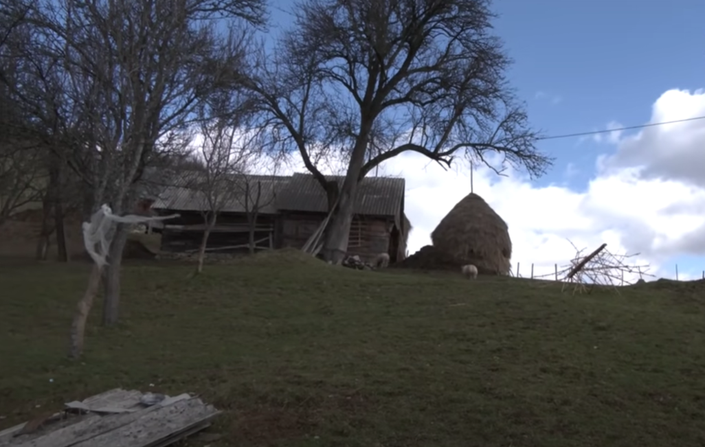 Doar 7 oameni mai stau în această localitate din România/ Sursa foto: Captură video