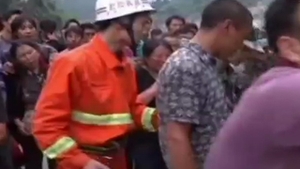 VIDEO Oameni salvati in cupa excavatorului