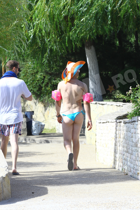 Apariţie incredibilă, pe litoral! Acest bărbat a „furat“ o pereche de bikini şi a ieşit aşa la plajă