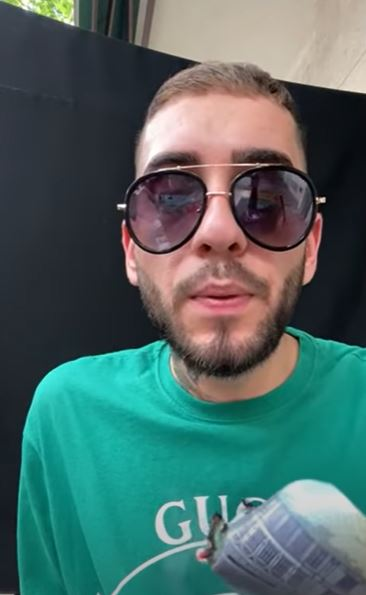 Fulgy a dat foc unei bancnote de 100 de lei în timp ce era la un restaurant: “Uitați ce înseamnă banii pentru mine”. Ce sume oferă cerșetorilor | VIDEO