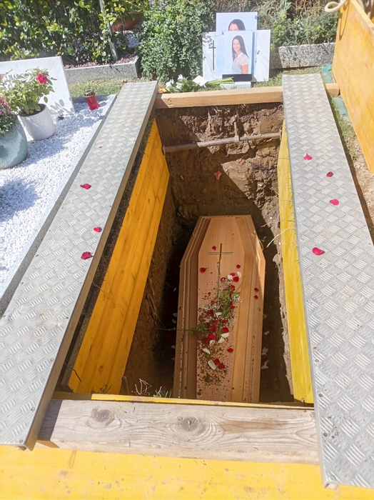 Poză de la înmormântarea Lucianei Păunescu