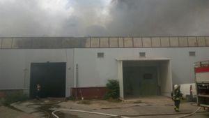 Incendiu puternic în Capitală, la o hală de băuturi alcoolice din zona Faur Poarta 4