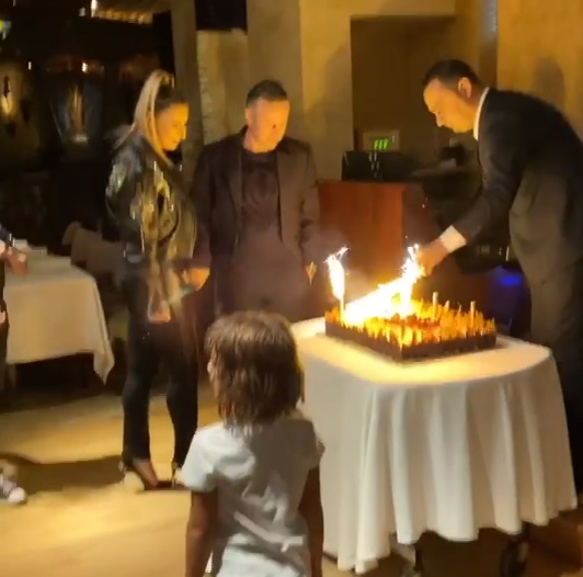 Anamaria Prodan s-a dat în spectacol pe manele într-un restaurant de lux din Dubai. A fost filmată în timp ce se săruta pasional cu soțul ei, Laurențiu Reghecampf