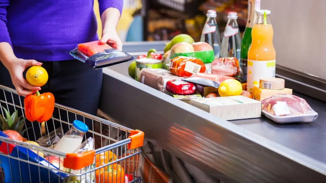 Focare de infecție la mai multe fabrici de mâncare! Care este riscul de transmitere a cornavirusului prin alimente