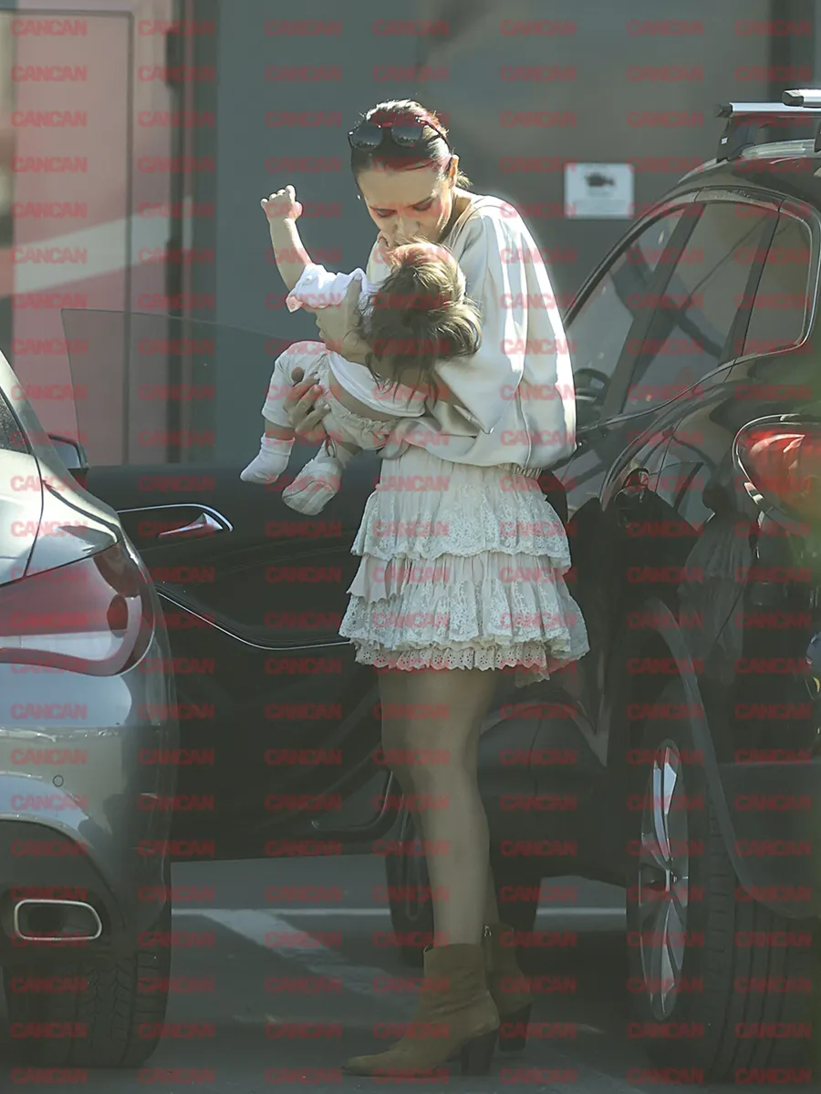 Magda Pălimariu l-a drăgălit pe micuț chiar în parcare