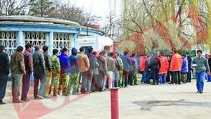 Coada pentru hrana la Ambasada Chinei