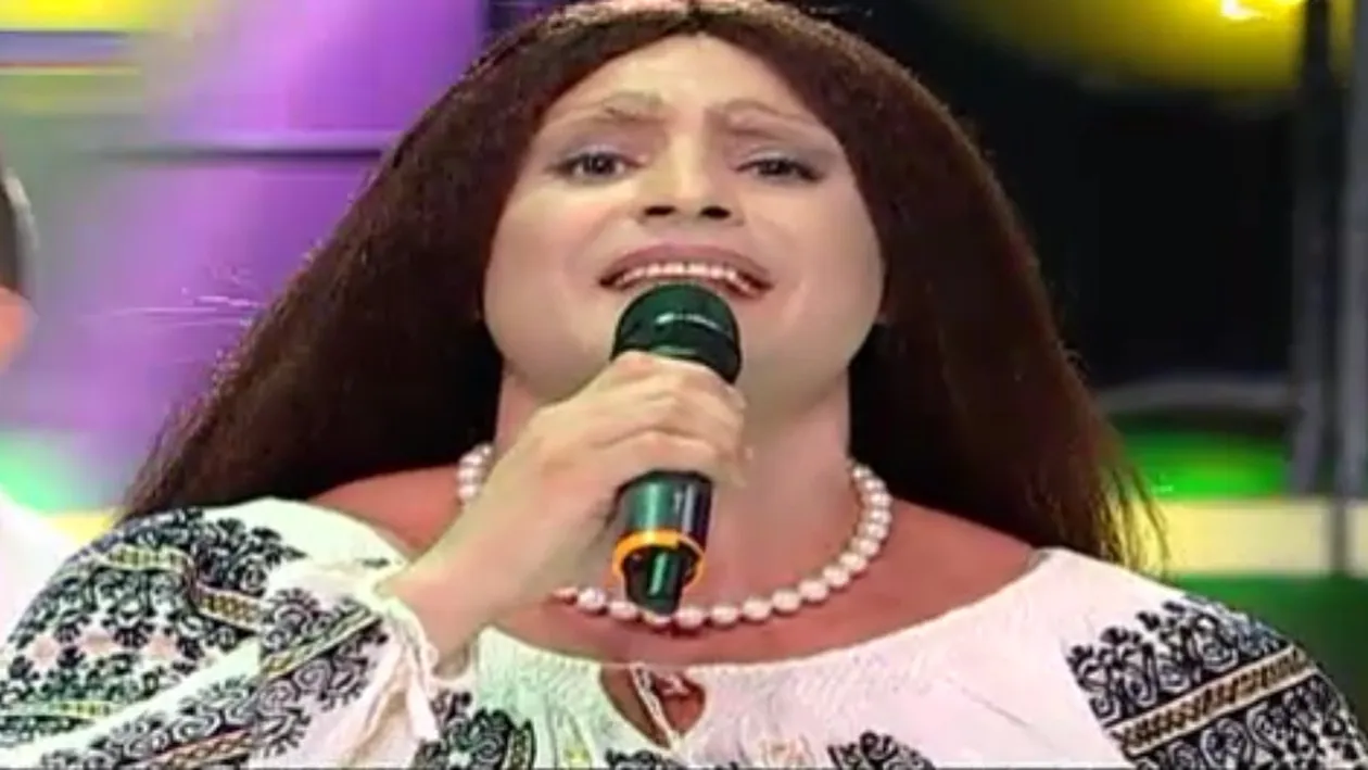 Nu ai să ghicesti niciodată ce cântăret se ascunde sub chipul Mariei Dragomiroiu! I-a imprumtat costumul pentru a semăna perfect