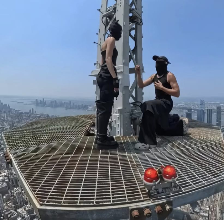 Cerere în căsătorie pe Empire State Building. Cine sunt cei 2 tineri care au escaladat ilegal zgârie-norul din New York
