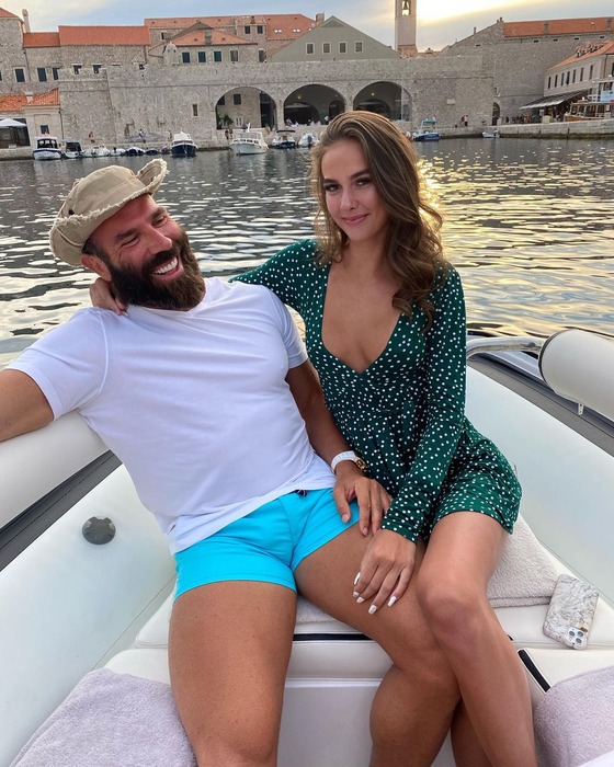 I s-a înfundat! Ce schemă ilegală de făcut bani ar folosi de fapt playboy-ul Dan Bilzerian, care a plătit mii de femei să se culce cu el