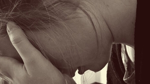 Mama unei adolescente l-a lăsat pe soțul ei să o violeze pe copila lor de sute de ori! Explicația halucinantă a femeii