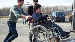 Smiley si Dragos Bucurenci, voluntari in cadrul unei actiuni umanitare