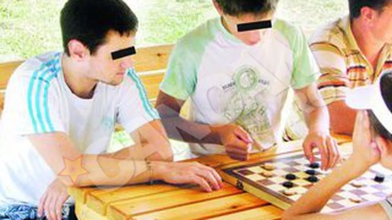 Elevul iesean care si-a ucis mama este laudat de profesori! Teodosian joaca table si citeste Biblia