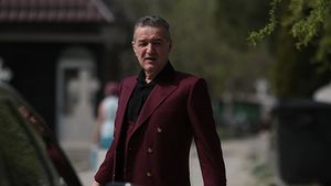 GIGI n-a dormit acasă? Milionarul s-a îmbrăcat LA FEL două zile la rând!