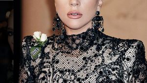 Lady Gaga, apariţie spectaculoasă la premiile Grammy! Stai să vezi cum arată rochia vedetei de la spate. Îţi taie respiraţia!