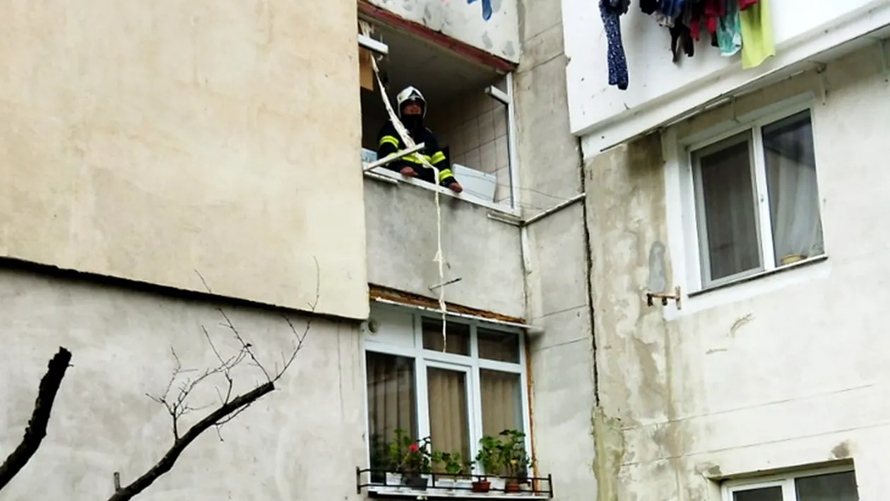 Explozie într-un bloc din Pitești. Proprietara a suferit arsuri pe față. 19 locatari au fost evacuați