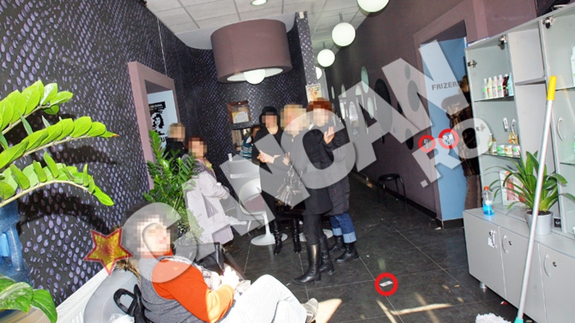Prima fotografie din interiorul "salonului groazei" de la Perla! Angajatele au venit sa faca curat la locul crimei