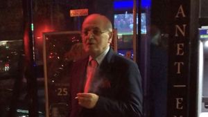 VIDEO EXCLUSIV. Cunoscutul lăutar a pierdut o avere la jocuri, dar nu se astâmpără. L-am filmat dărâmat la păcănele!  A ”spart” 7.000 de lei în două ore…