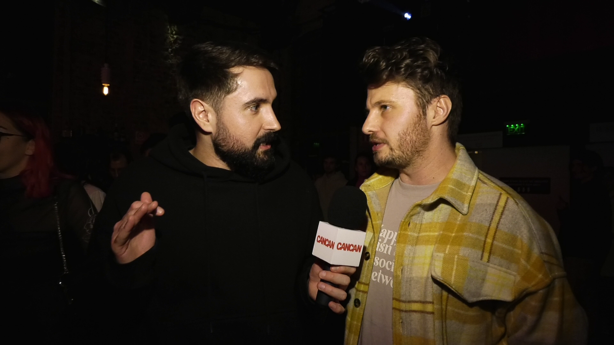 Florian Rus: "Le văd foarte bine,pe un proiector, și mă țin treaz, pentru că dacă îmi place un serial nu mă pot opri din uitat și mă trezesc la 4 dimineața, când eu trebuie să mă trezesc la 9, că eu m-am uitat la tot sezonul în loc să mă uit la un episod, cât mi-am propus!" (Foto: captură video)
