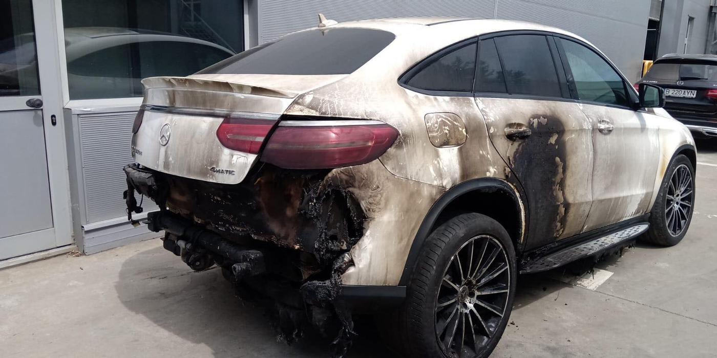 Bolidul Loredanei Chivu după ce a fost incendiat într-un sat din Vramcea