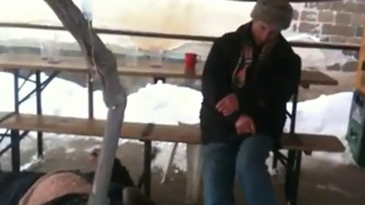 VIDEO Pentru ei, zapada si gerul sunt doar motive ca sa se faca praf cu tarie! Uite in ce hal s-au imbatat 3 tarani pana au cazut lati in zapada!