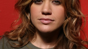 VIDEO Kelly Clarkson canta piesa lui Britney mai bine decat ea!