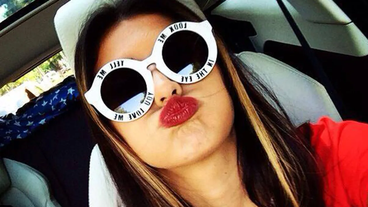 Burtica Antoniei creste pe zi ce trece! Uite cum a fost surprinsa cantareata la plaja