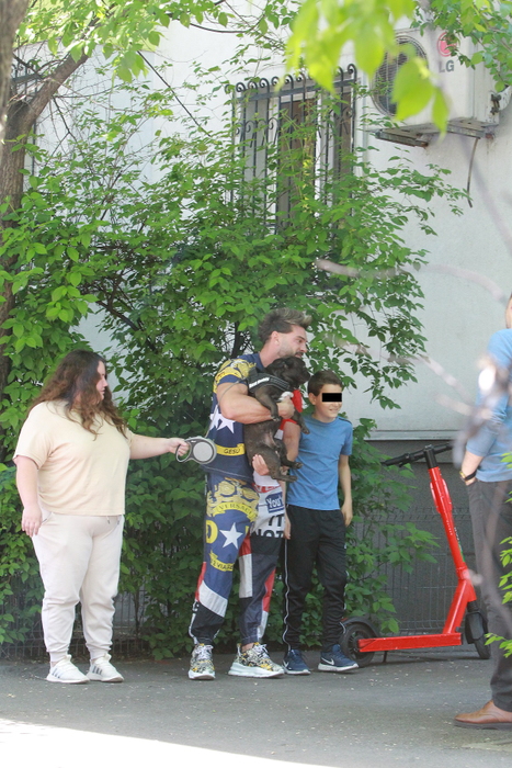 Paparazzii CANCAN.ROl-au surprins pe artist în timp ce curăță după ce băiatul lui blănos a făcut o “comoară”, deși, împreună cu ei se afla și “bona” © CANCAN.RO