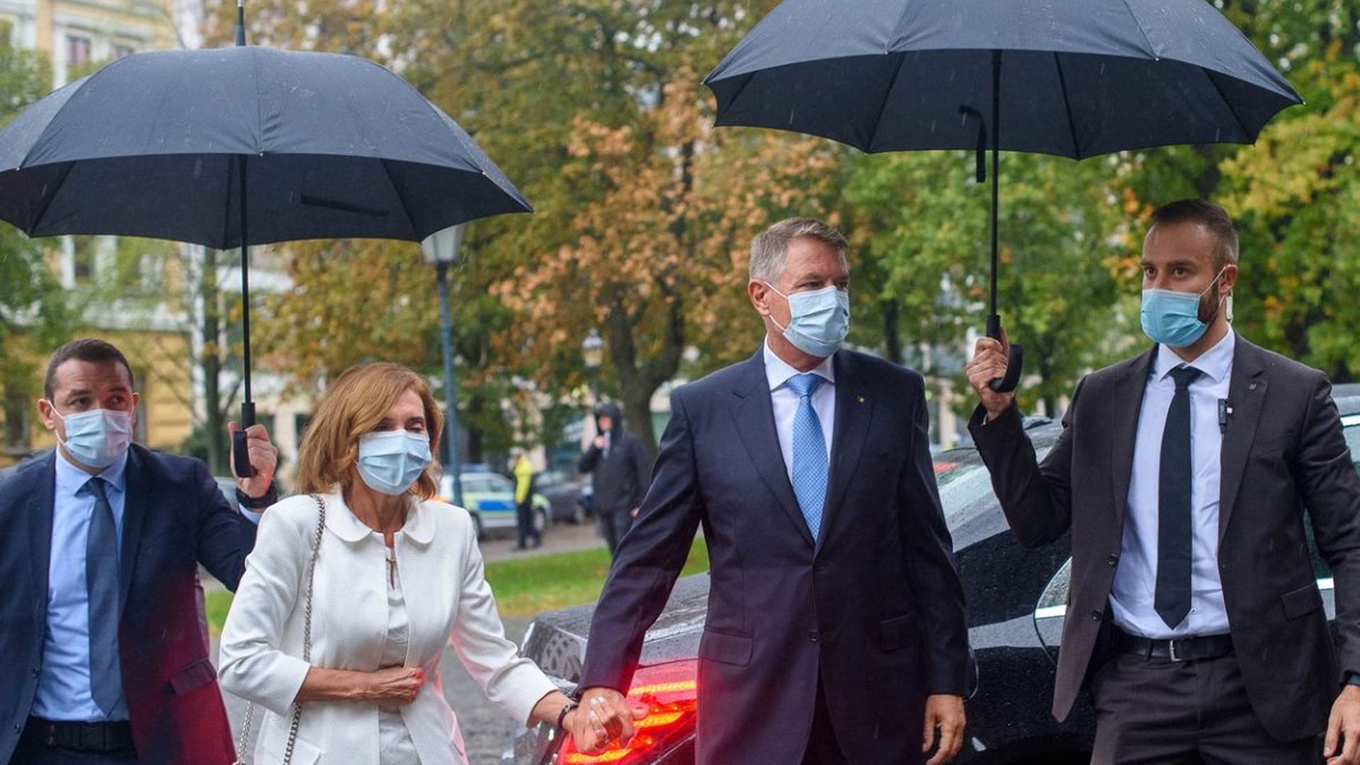 Cât a costat ținuta pe care Carmen Iohannis a purtat-o în ziua de Paște. Prima Doamnă a fost foarte elegantă
