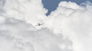 Incident șocant! Un avion plin cu români a fost lovit de fulger. Aeronava a aterizat de urgență la Roma