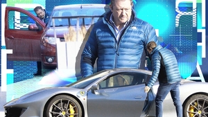 Imagini rare! Milionarul italian și-a “abandonat” Ferrari-ul în Floreasca și a dat o tură cu Logan-ul
