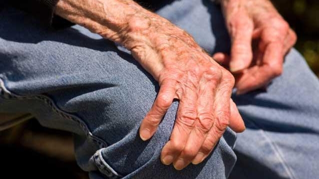 Anunț de ultimă oră! Se schimbă intervalele orare în care persoanele peste 65 de ani pot ieși din casă