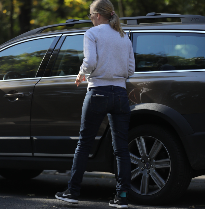 Ieva Govadaite, soţia boss-ului PRO TV, la o plimbare relaxantă în parc