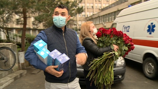 Surpriză la Spitalul de Urgență Craiova! Cadrele medicale din prima linie au primit flori