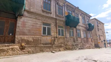 Cu câte sute de mii de euro se vinde această clădire din Constanța. Este chiar în Piața Ovidiu