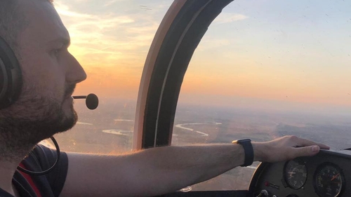 El este pilotul mort în accidentul aviatic din Arad. Ce spuneau prietenii despre el