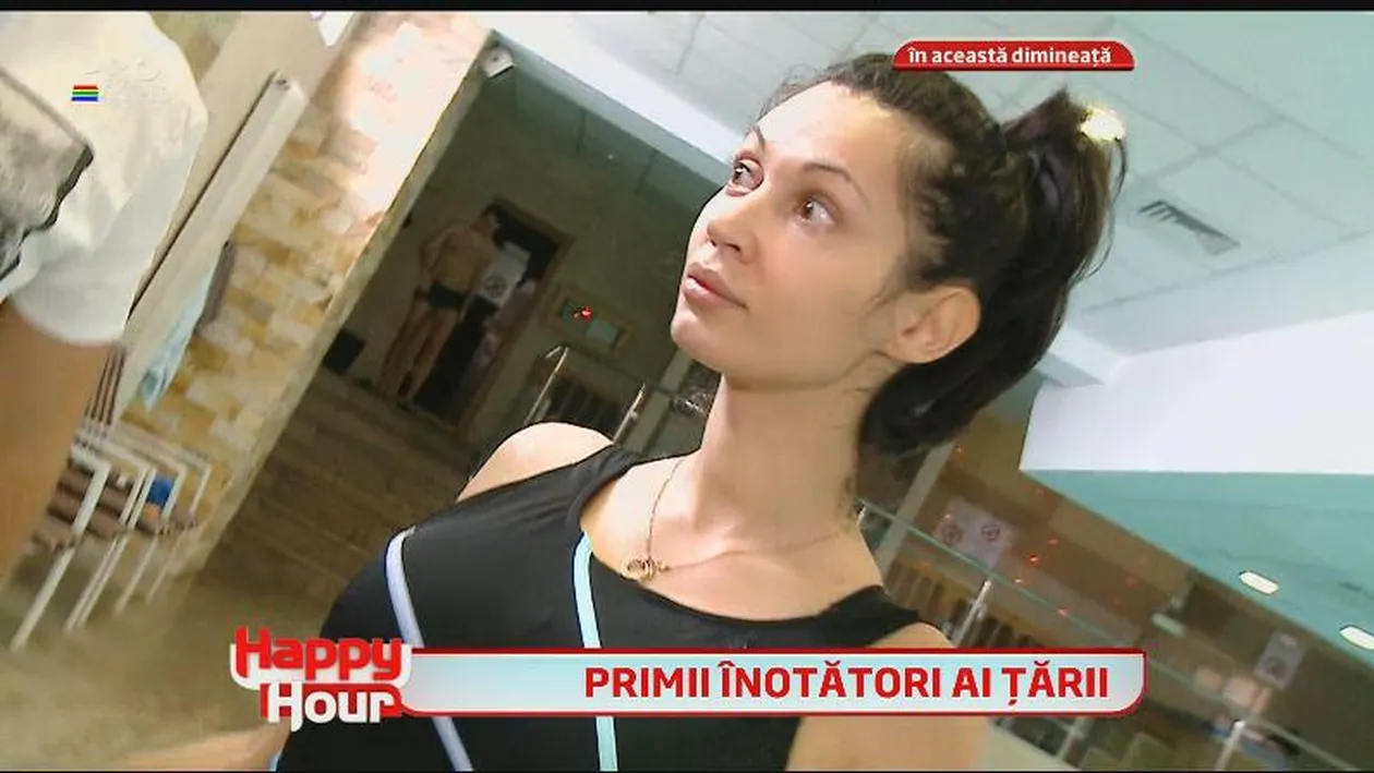 Nicoleta Luciu, la piscină, complet nemachiată! Ce bine arată bruneta în costum de baie, după ce a născut patru copilaşi!