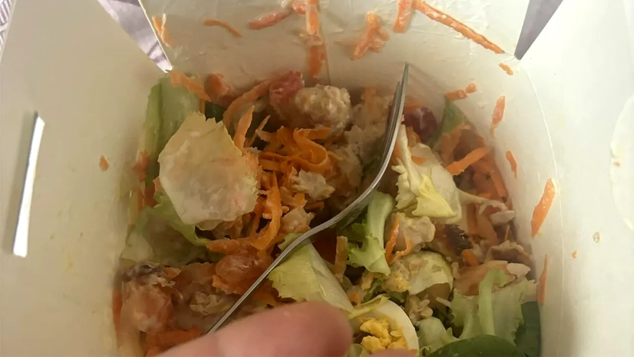 O clujeancă și-a comandat o salată de la Salad Box. Ireal ce a primit, de fapt