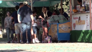 Imagini nemaivazute cu Raluca Podea! Si-a vopsit catelul si l-a scos la plimbare printr-un parc din Bucuresti!