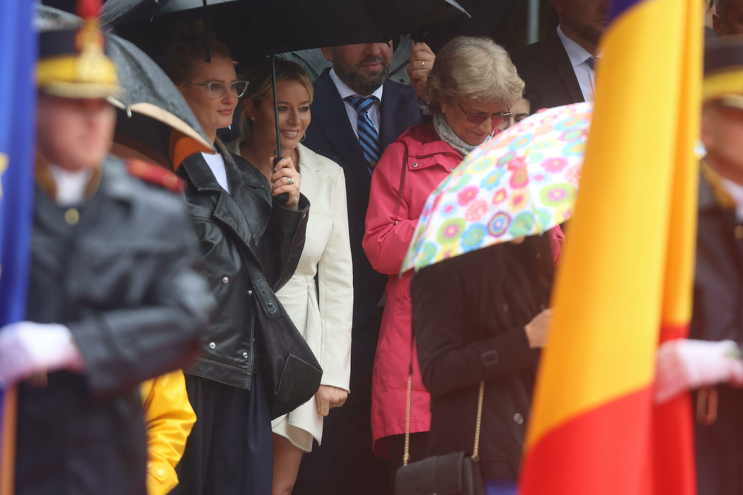 Imaginile momentului în România! Pleiadă de vedete la Cotroceni, unde a avut loc ceremonia de învestire a noului președinte al României! Lora, Delia, Andreea Raicu…