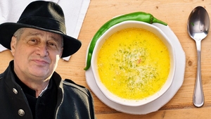 Cât costă o ciorbă de burtă, în restaurantul "Lacrimi și Sfinți" al poetului Mircea Dinescu