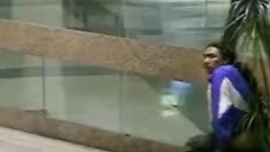 VIDEO Imagini scarboase! Un homeless isi face nevoile intr-un ghicevi urias din mall!