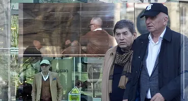 Întâlnirea șmecherilor în cartierul bogaților! Primele imagini cu ”Împăratul” Mihail Vlasov, după “liberare”: șuetă cu “Regele tablelor”