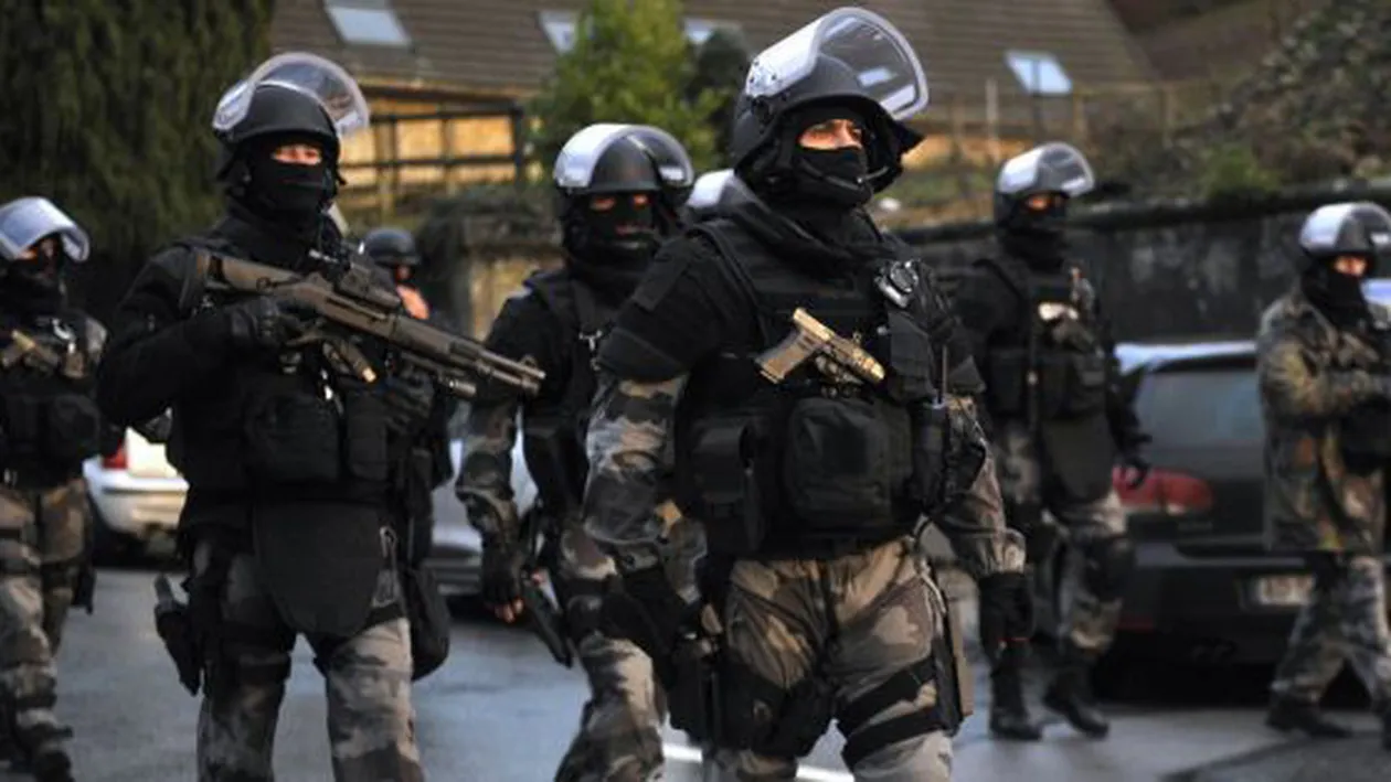 Terorist impuscat la Paris. Atacatorul avea asupra lui o centura explozibila