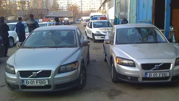 Incredibil! Un bucurestean a dat din intamplare peste copia perfecta a masinii sale! E identica, aceeasi culoare, marca si numere de inmatriculare! Vezi cum a fost posibil!