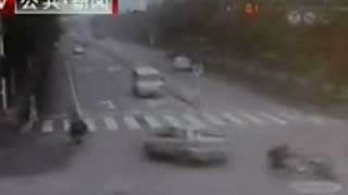 VIDEO Un chinez a lovit  trei oameni in trei locatii diferite