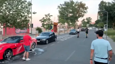 Imagini virale din Mamaia: bărbat surprins în timp ce își spală mașinile de lux pe faleză