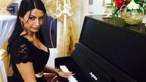 Dan Bursuc a lansat-o în lumea manelelor pe fiica de preot din Târgovişte, însă bruneta n-a rezistat prea mult. Simona e acum o bombă sexy!