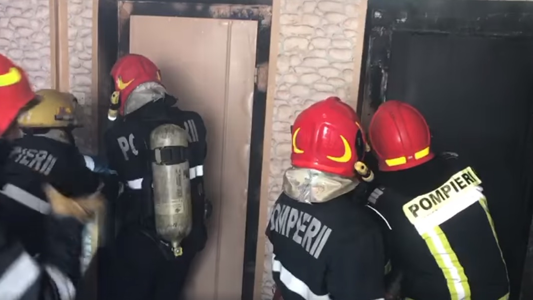 Incendiu într-un bloc din Capitală! Mai mulți locatari au fost evacuați